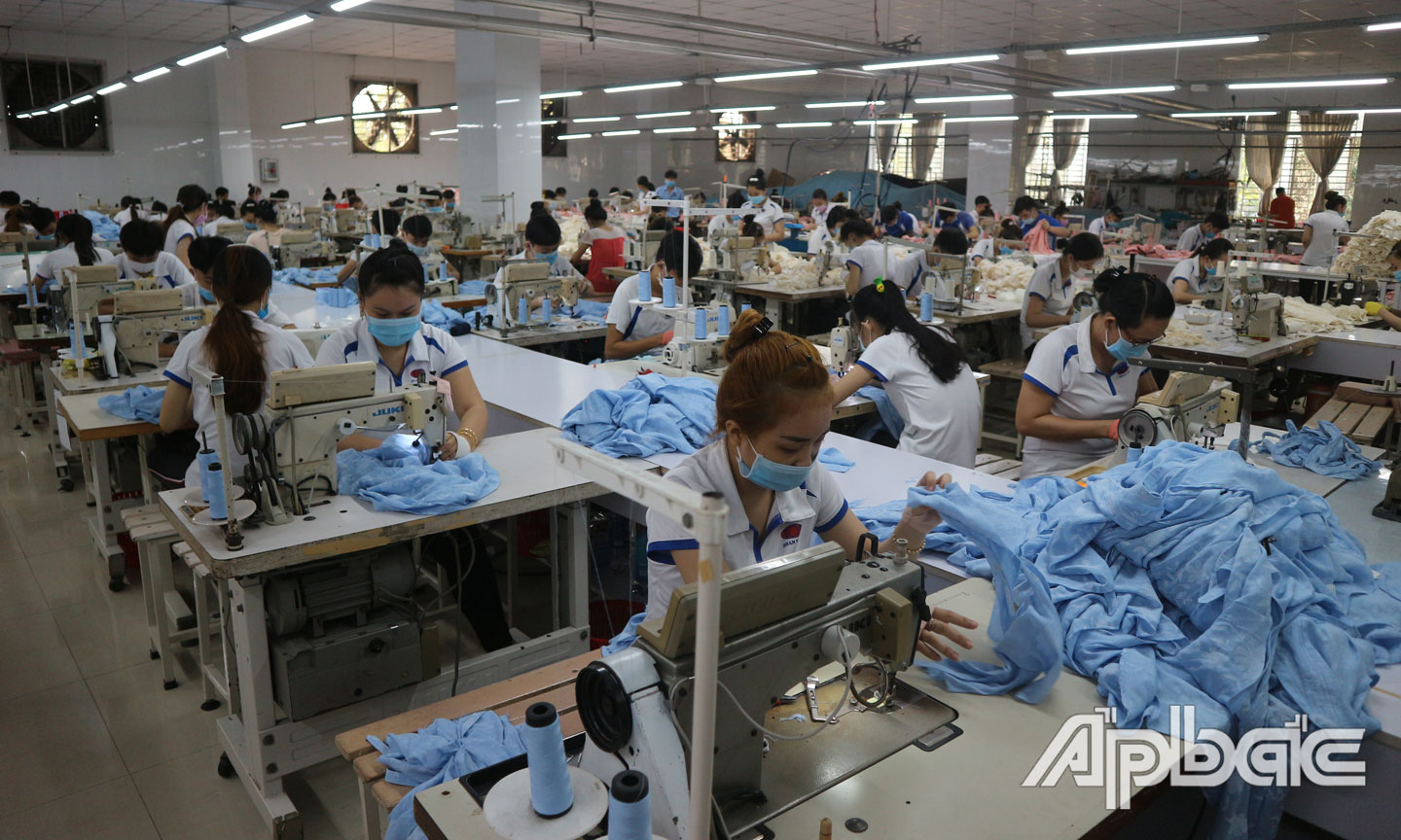 Lao động phổ thông đang làm việc trong ngành may mặc.
