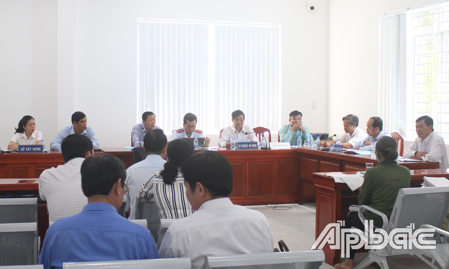 Quang cảnh cuộc tiếp xúc, đối thoại.