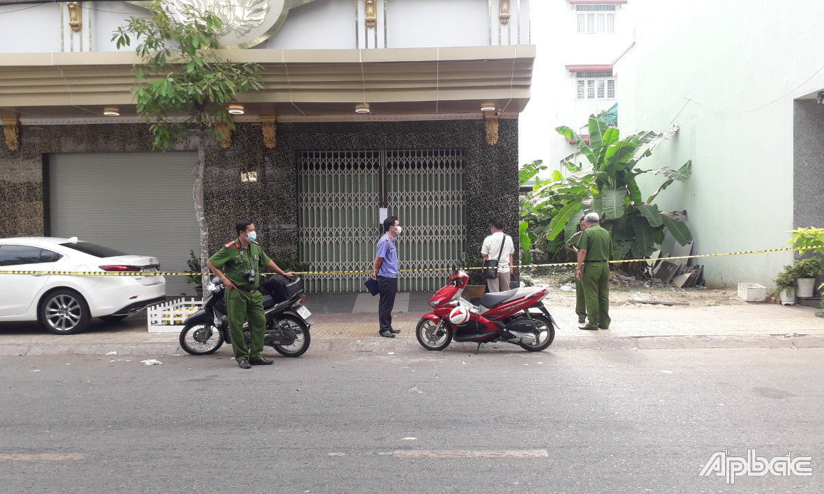 Cảnh sát khám nghiệm hiện trường vụ nổ súng làm 1 người chết, 3 người bị thương.