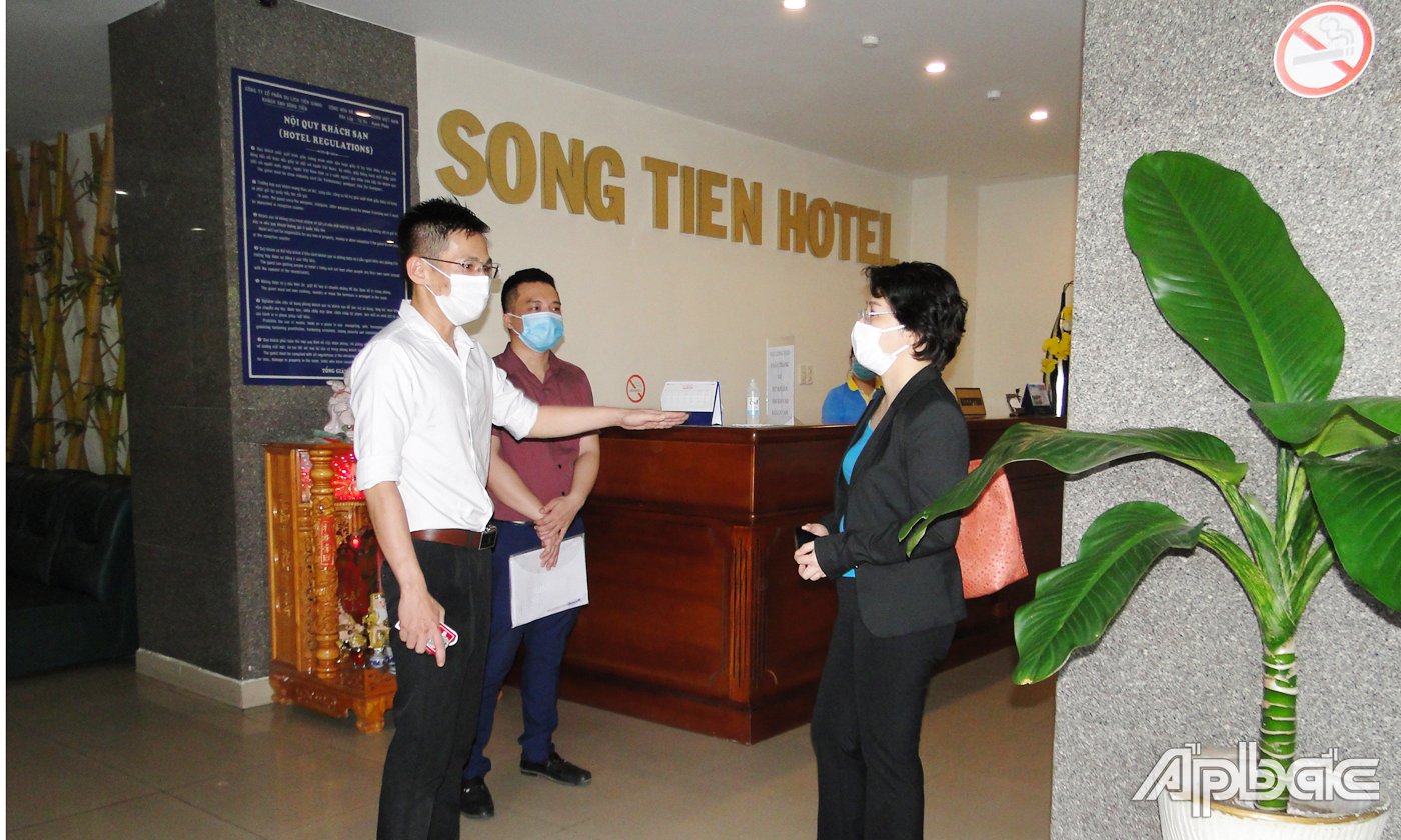 Trước khi làm việc với Ban chỉ đạo tỉnh, đoàn công tác đã đến kiểm tra thực tế công tác PCTH của thuốc lá tại một số điểm kinh doanh, dịch vụ trên địa bàn tỉnh.