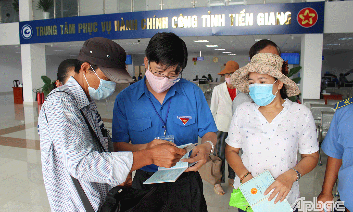 Đoàn viên thanh niên hướng dẫn người dân giải quyết thủ tục hành chính. 
