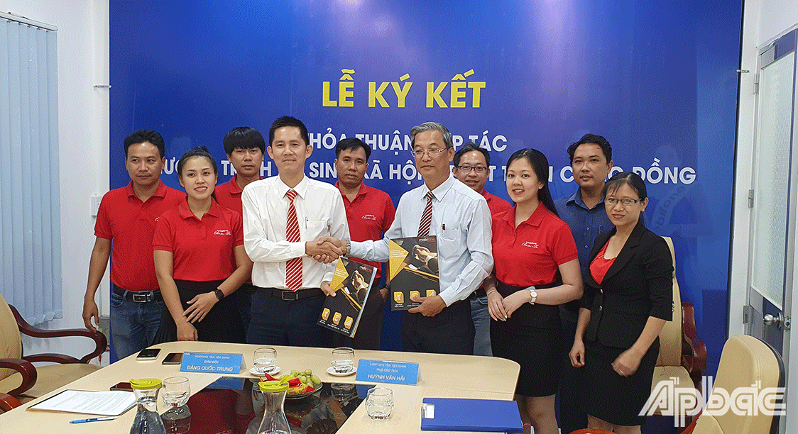 Quang cảnh buổi ký kết. 