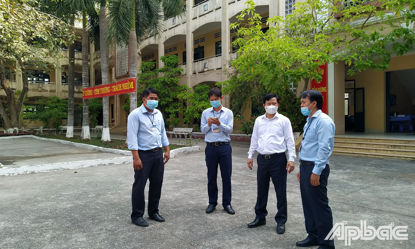 Giám đốc Sở Giáo dục và Đào tạo Lê Quang Trí kiểm tra tại Trường THPT Thiên Hộ Dương. 
