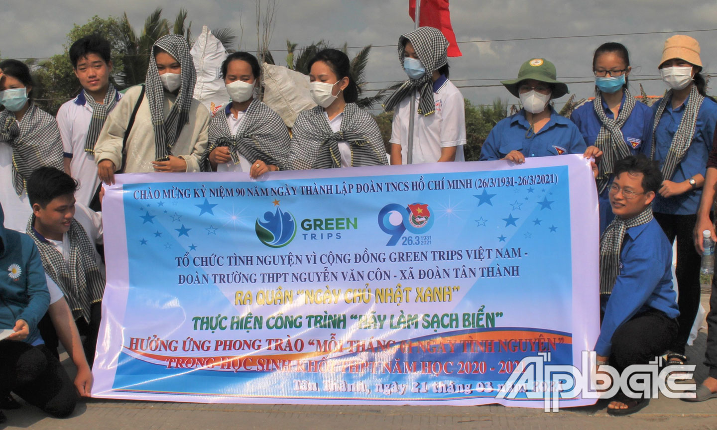 Các bạn đoàn viên, thanh niên hưởng ứng chiến dịch “Hãy làm sạch biển” năm 2021.