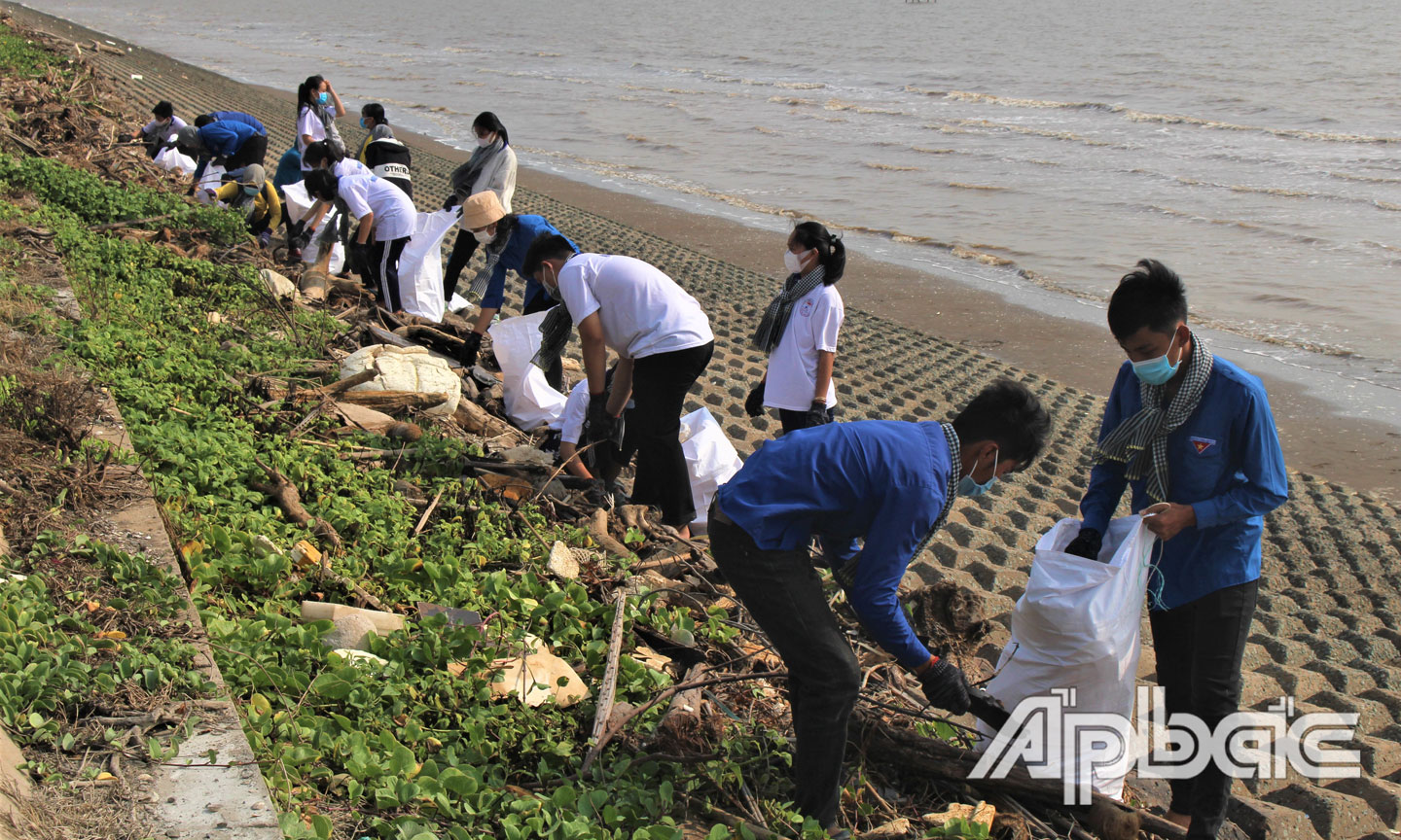 Quang cảnh thu rom rác tại bãi biển Tân Thành.
