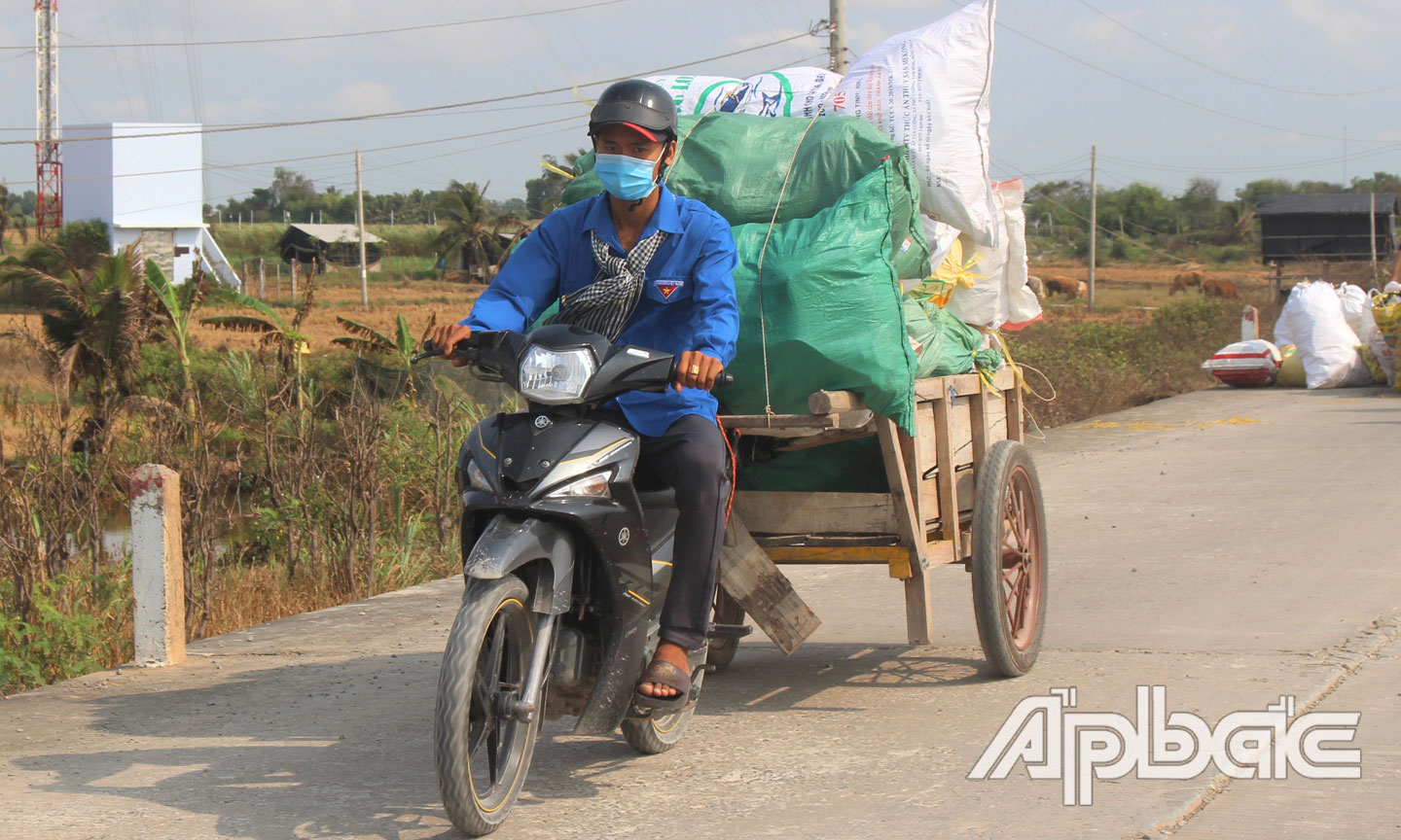 Vận chuyển rác lên xe và di chuyển đến bãi tập kêt rác