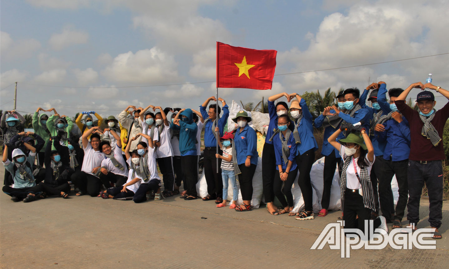 Đoàn viên, thanh niên chụp hình kỉ niệm tại chiến dịch lần này.
