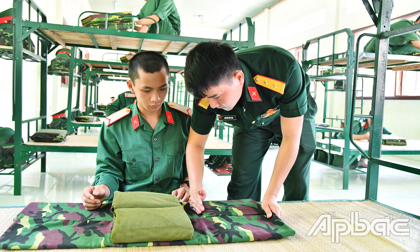 Hướng dẫn xếp nội vụ là bài học đầu tiên giúp chiến sĩ mới nâng cao tính tỉ mỉ trong thời gian phục vụ tại ngũ.