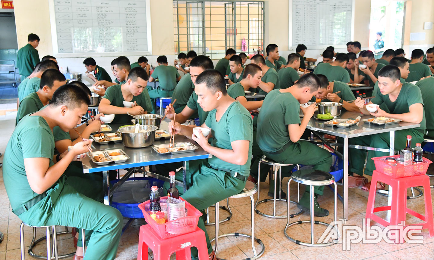 Bữa cơm trong quân ngũ của các chiến sĩ mới.