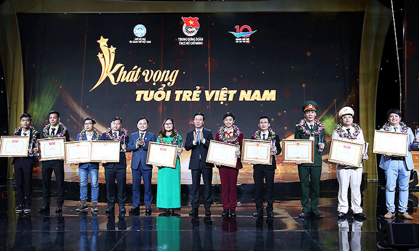 Các đồng chí Lãnh đạo Đảng, Nhà nước trao Giải thưởng Gương mặt trẻ Việt Nam tiêu biểu tặng mười cá nhân tại buổi lễ.