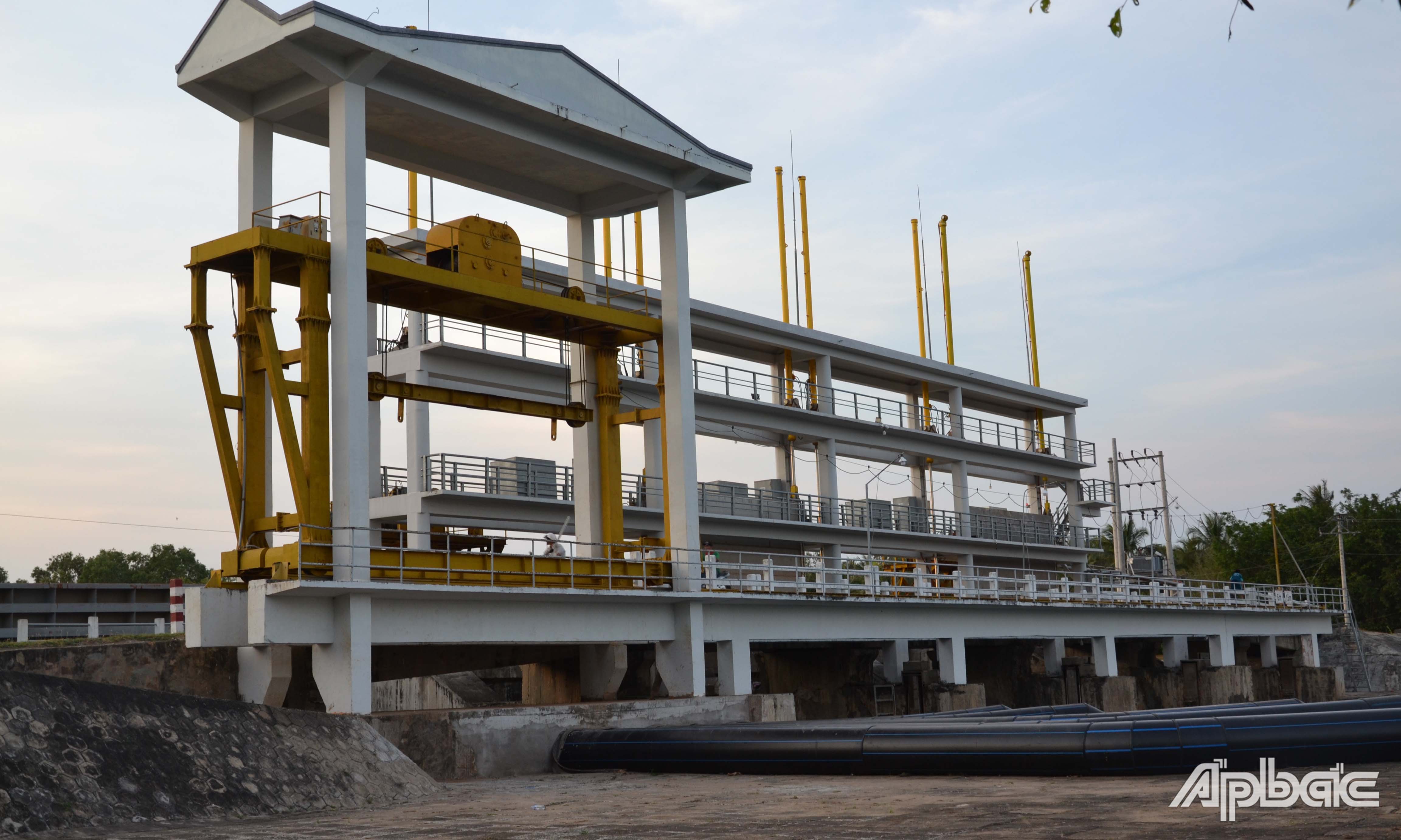 Cống Xuân Hòa lấy gạn nước ngọt trở lại.