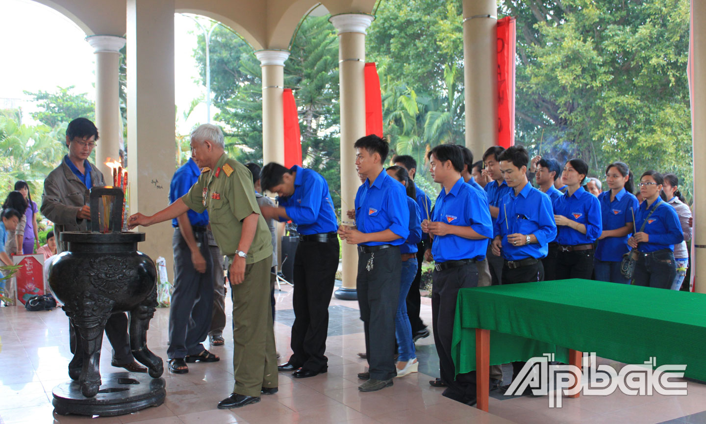 Đoàn viên thanh niên thắp hương tưởng niệm tại nhà bia ghi danh liệt sĩ Tết Mậu Thân. Ảnh: Phương Mai