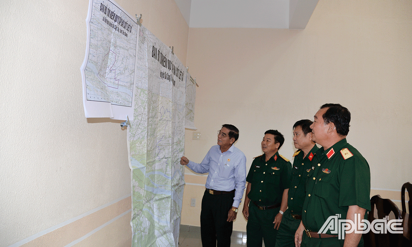 Các đại biểu tham dự hội nghị quan sát Bản đồ Tìm kiếm quy tập hài cốt liệt sĩ địa bàn huyện Gò Công Tây.