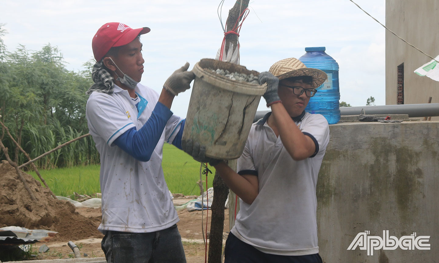 Sinh viên tình nguyện Trường Đại học Tiền Giang hỗ trợ xây nhà ở cho người dân xã Tân Phước (huyện Gò Công Đông). Ảnh: CAO THẮNG
