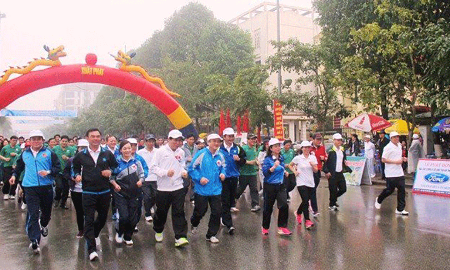 Ðông đảo người dân tham gia Ngày chạy Ô-lim-pích hằng năm.