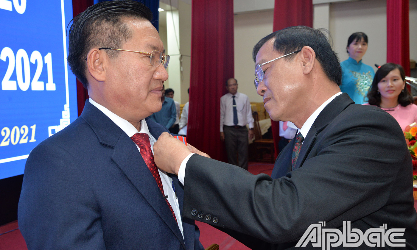 thừa ủy quyền của Chủ tịch nước, Thủ tướng Chính phủ, lãnh đạo UBND tỉnh trao 7 Huân chương Lao động hạng Nhì, 