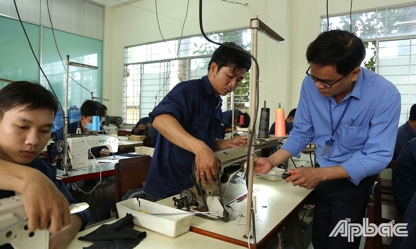  Người  lao động  đang  học việc  tại Trung tâm Dịch vụ  việc làm  Tiền Giang. 
