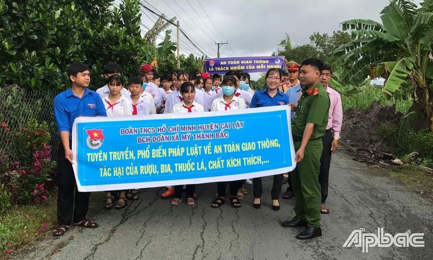 Xã đoàn Mỹ Thành Bắc tuyên truyền, phổ biến pháp luật về ATGT... (Ảnh: Huyện đoàn cung cấp).
