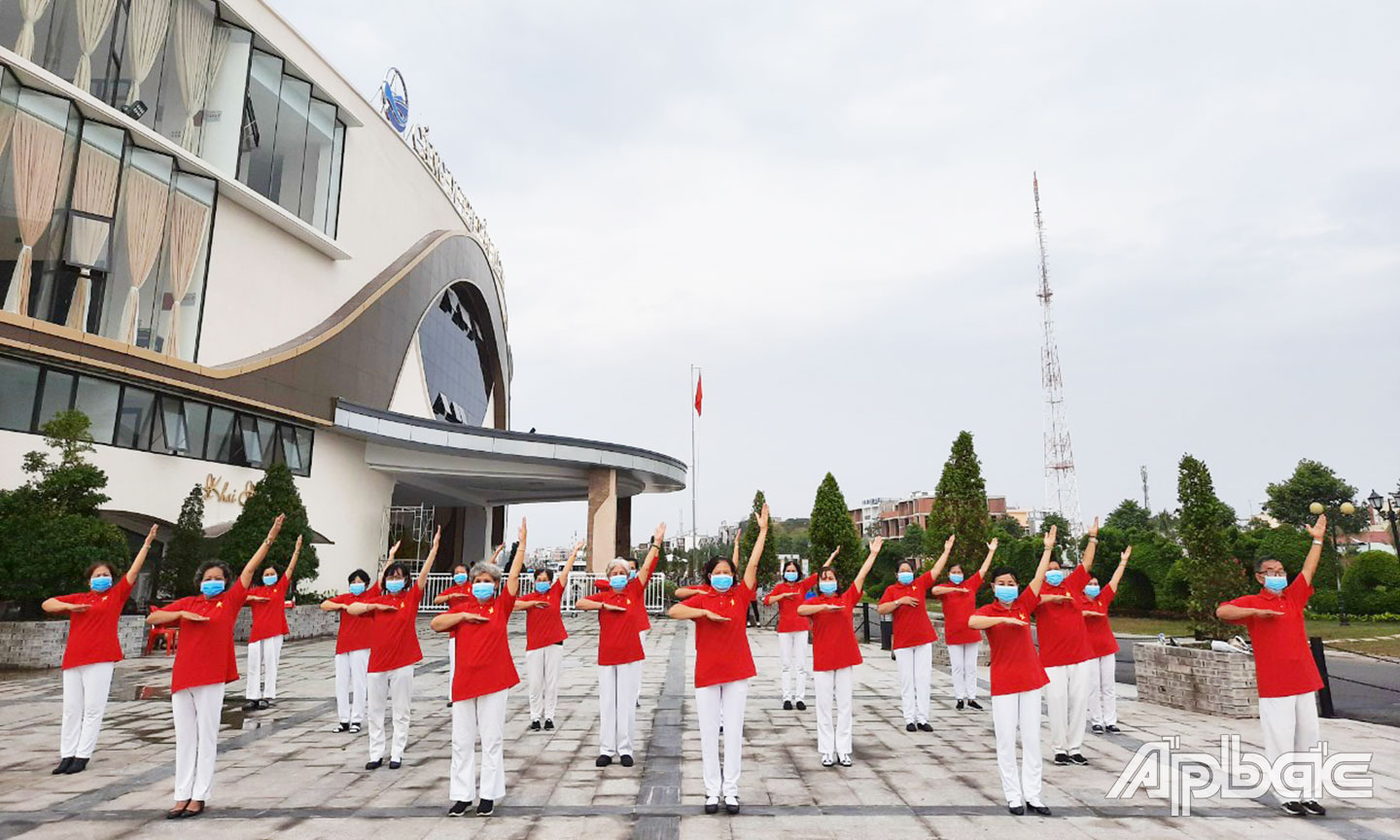 Phong trào tập luyện thể dục dưỡng sinh thu hút đông đảo người tham gia tập luyện.