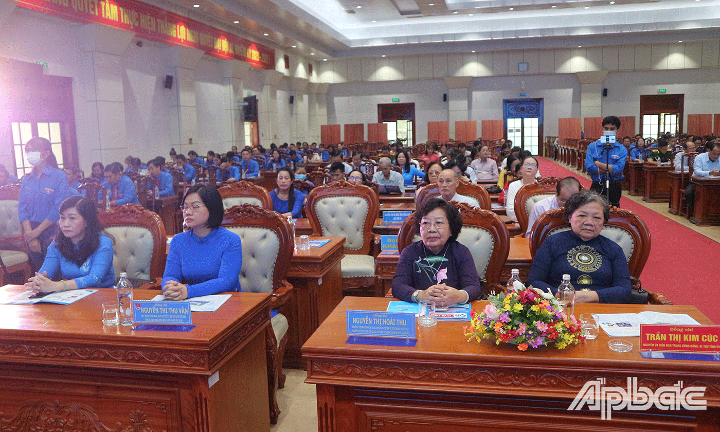 Đại biểu tham dự buổi lễ