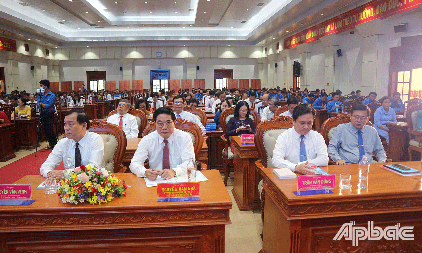 Đại biểu tham dự buổi lễ