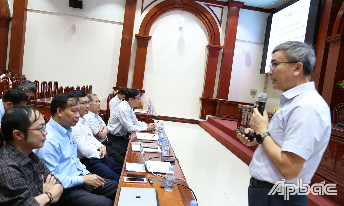 Các nhà khoa học trình bày chuyên đề tại hội thảo.