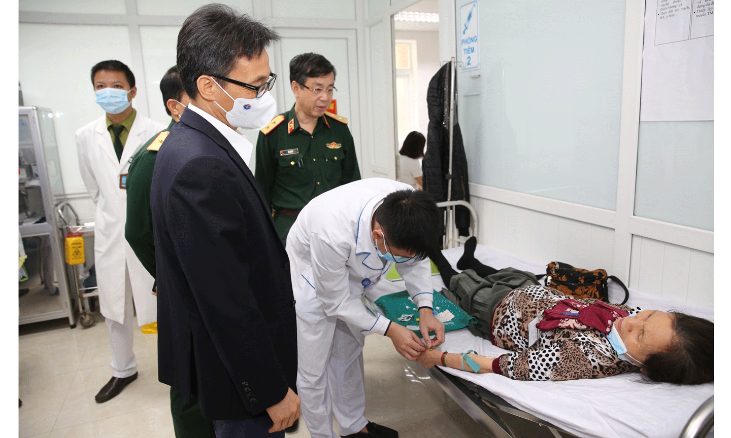 Phó Thủ tướng Vũ Đức Đam động viên và cám ơn các tình nguyện viên tham gia thử nghiệm vaccine Nano Covax. Ảnh: VGP/Đình Nam 