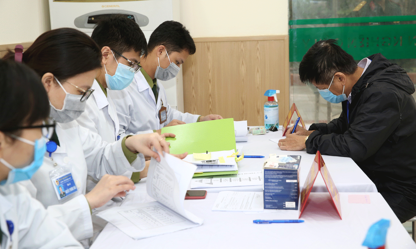 Trong giai đoạn 2, vaccine Nano Covax được tiêm thử nghiệm đồng thời tại Học viện Quân y và Trung tâm Y tế huyện Bến Lức (tỉnh Long An, do Viện Pasteur TPHCM cùng tham gia nghiên cứu, thực hiện) từ ngày 25/3-6/4, mỗi đơn vị sẽ tiêm cho 280 tình nguyện viên. Ảnh: VGP/Đình Nam