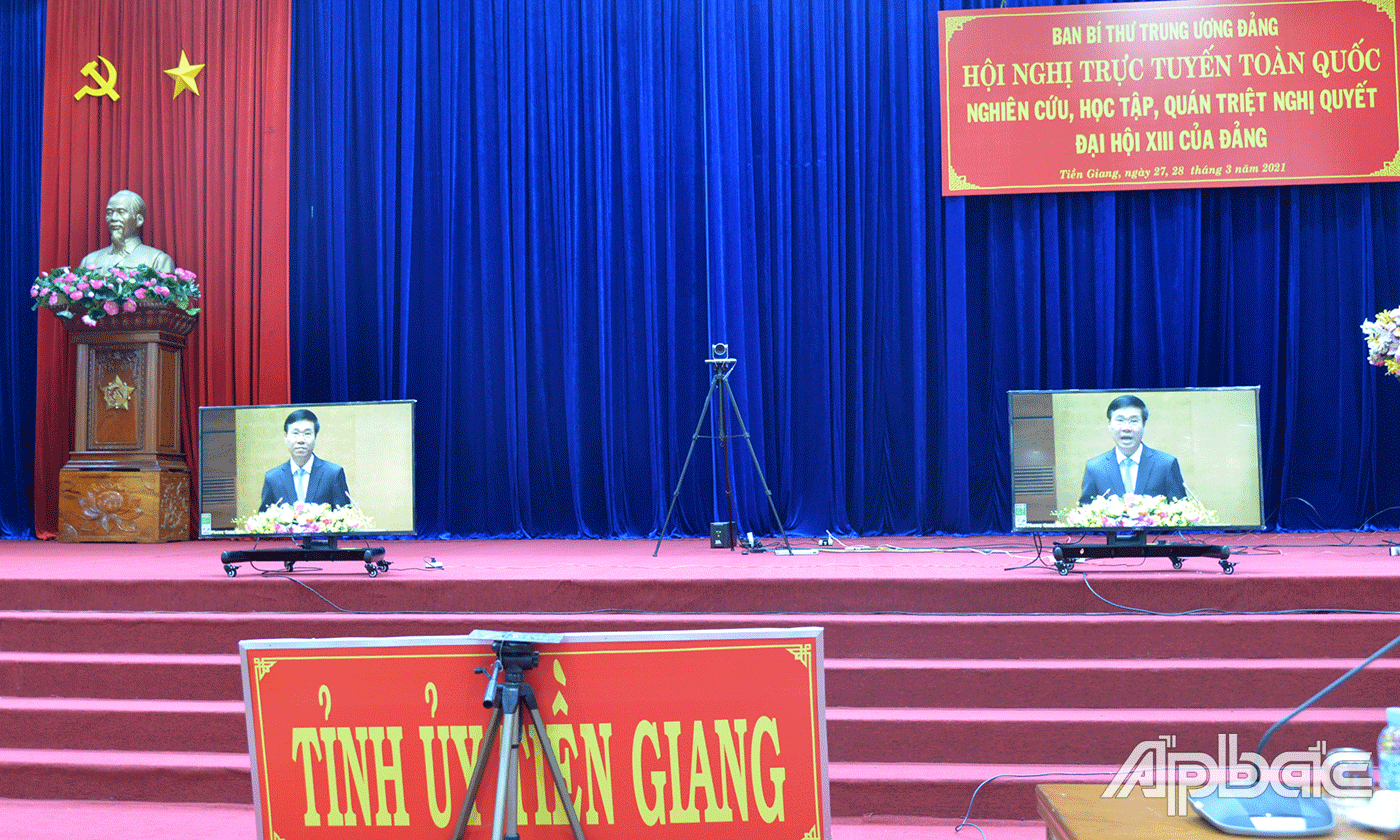 Ủy viên Bộ Chính trị, Thường trực Ban Bí thư Võ Văn Thưởng phát biểu khai mạc (chụp tại điềm cầu Tiền Giang).