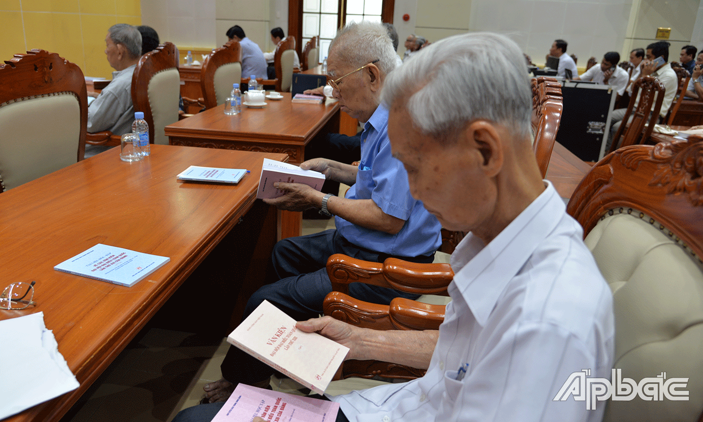 Các đồng chí nguyên lãnh đạo tỉnh tham dự hội nghị.
