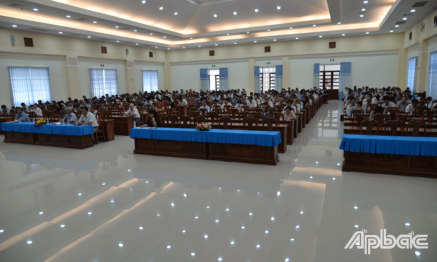 Quang cảnh cán bộ, đảng viên tỉnh Tiền Giang tham dự hội nghị tại điểm cầu trường Chính trị tỉnh Tiền Giang.