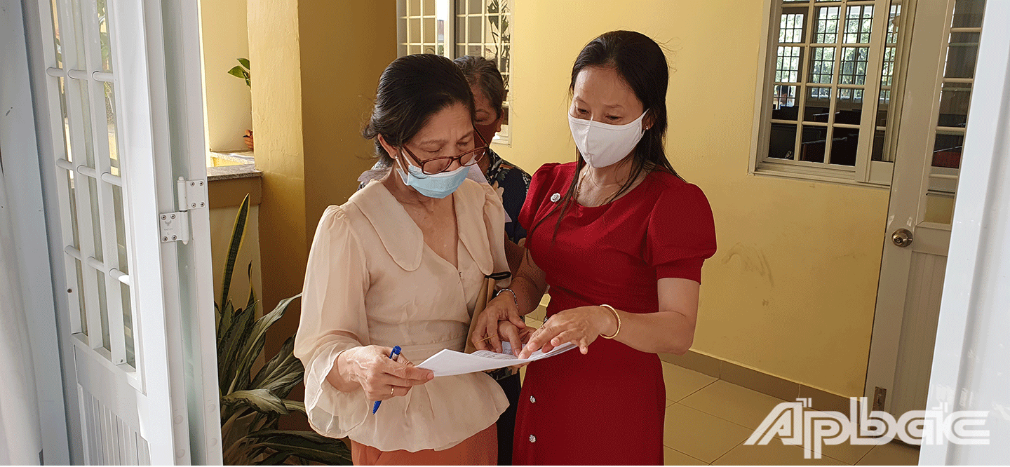 Giáo viên Trường Tiểu học Thiên Hộ Dương hỗ trợ phụ huynh tham gia ngày hội chọn sách. 