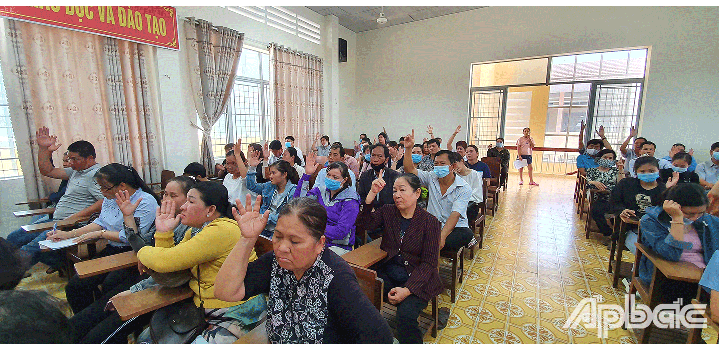 Phụ huynh tham dự ngày hội chọn sách Trường THCS Xuân Diệu. 