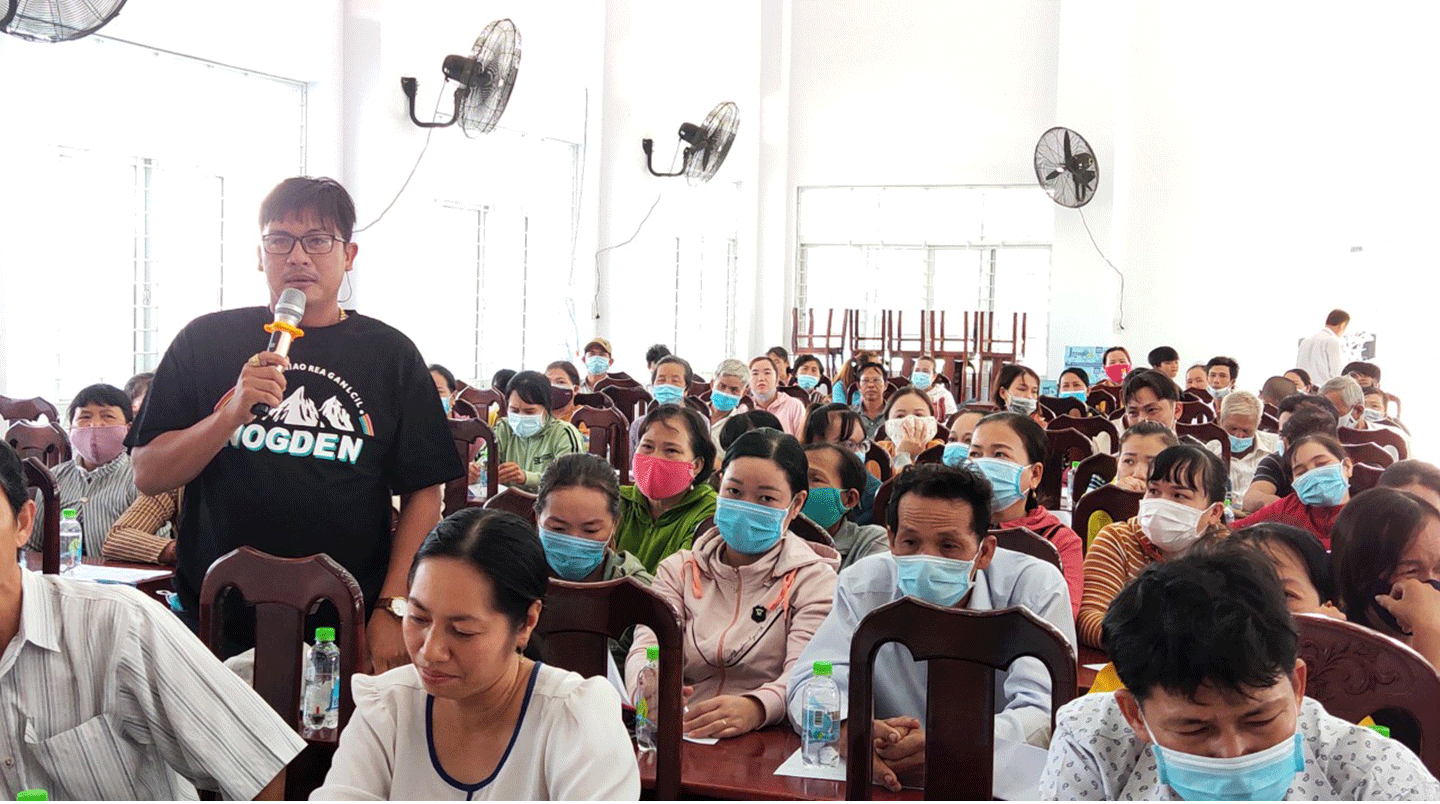 Phụ huynh phát biểu tại Trường Tiểu học Võ Văn Chỉnh, huyện Gò Công Đông. 