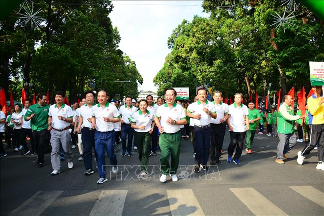 Người dân tham gia Ngày chạy Olympic vì sức khỏe toàn dân 2021. 