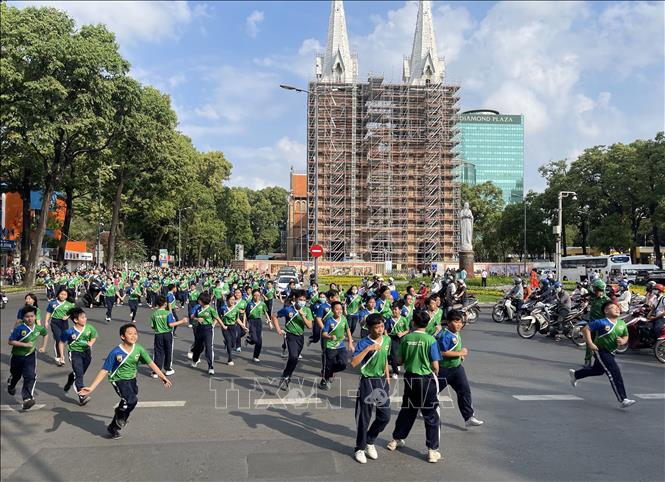 Người dân tham gia Ngày chạy Olympic vì sức khỏe toàn dân 2021. 