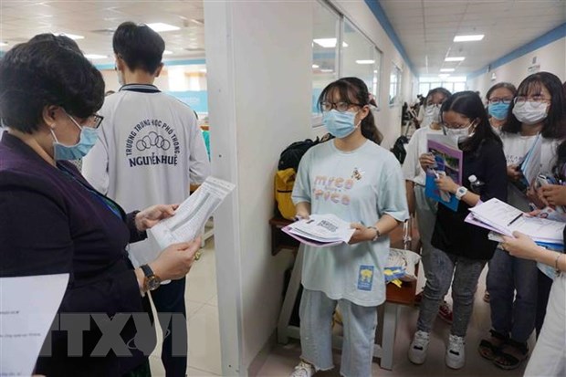 Thí sinh vào phòng thi tại điểm thi Trường Đại học Công nghệ Thành phố Hồ Chí Minh (cơ sở thành phố Thủ Đức). (Ảnh: Thu Hoài/TTXVN)