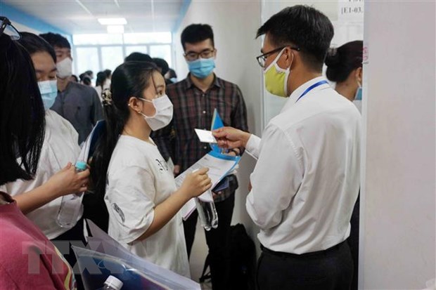 Thí sinh vào phòng thi tại điểm thi Trường Đại học Công nghệ Thành phố Hồ Chí Minh (cơ sở thành phố Thủ Đức). (Ảnh: Thu Hoài/TTXVN)