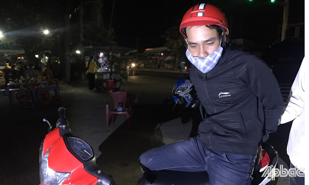 Khiêm bị cảnh sát bắt giữ.