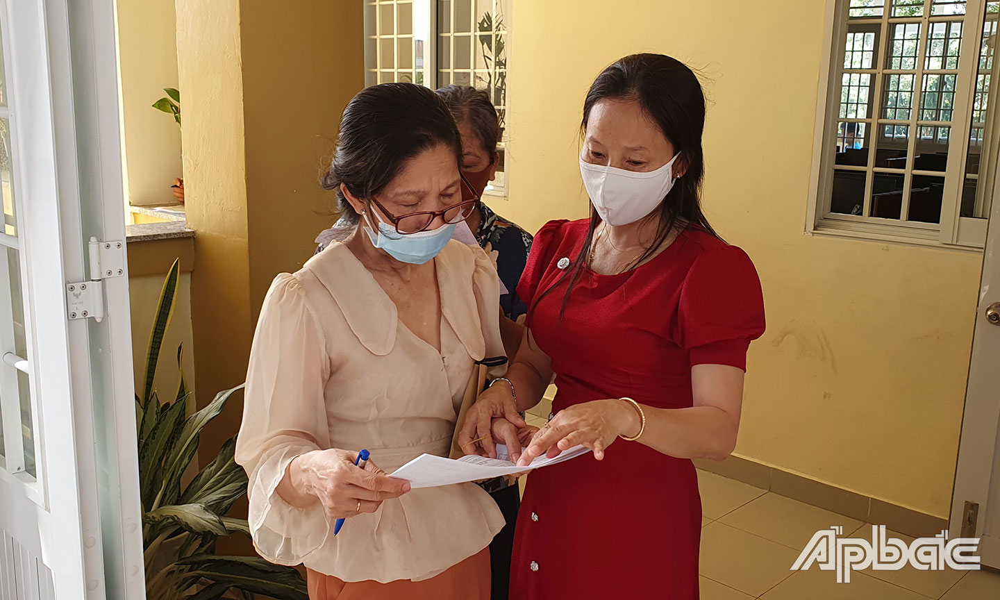 Giáo viên Trường Tiểu học Thiên Hộ Dương  (TP. Mỹ Tho) hướng dẫn phụ huynh làm phiếu khảo sát chọn SGK lớp 2. 