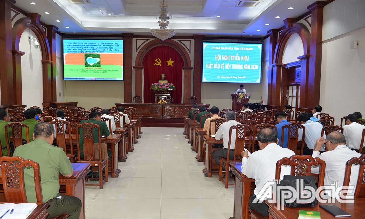 Các đại biểu làm việc tại Hội nghị.
