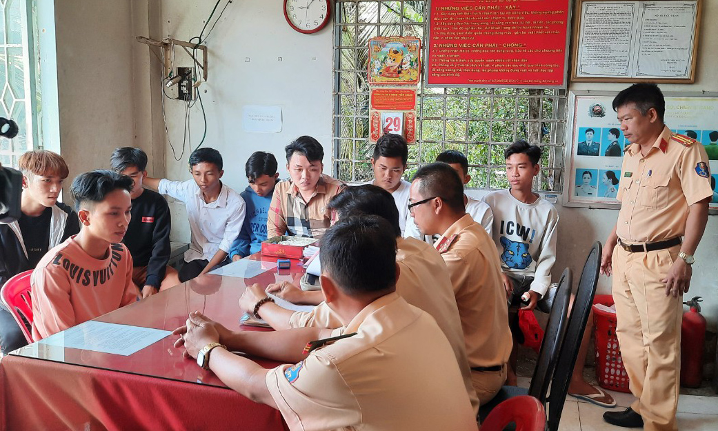 Cảnh sát mời làm việc các đối tượng đua, kéo xe.