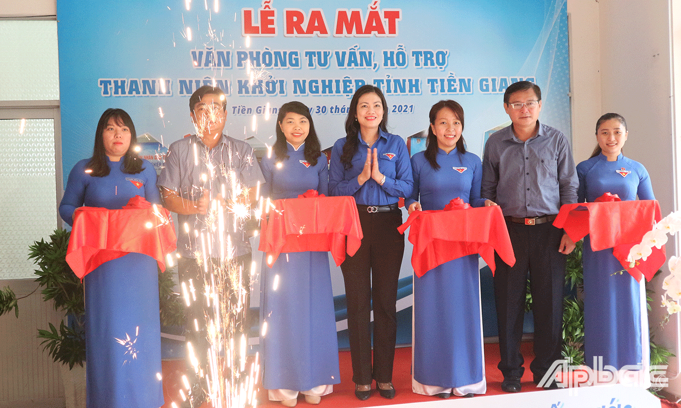Đại biểu cắt băng khánh thành Văn phòng Tư vấn, hỗ trợ thanh niên khởi nghiệp