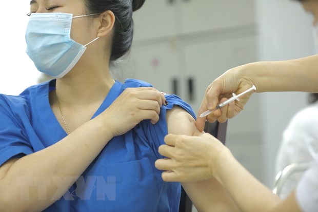 Tiêm vaccine AstraZeneca phòng COVID-19 cho cán bộ, nhân viên Trung tâm cấp cứu 115 Hà Nội. (Ảnh: Minh Quyết/TTXVN)