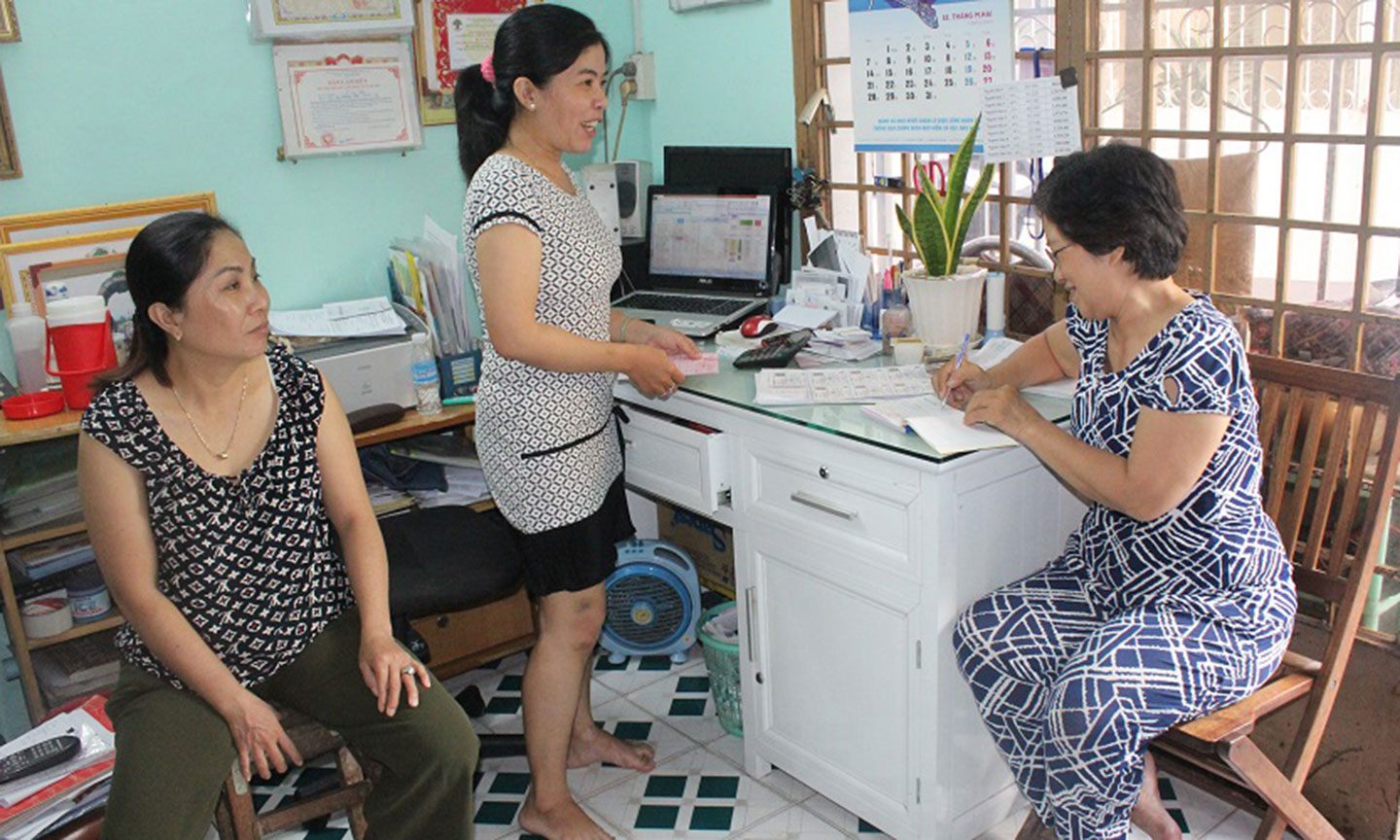 Chị Nguyễn Thị Bích Sương thu tiền BHXH tự nguyện, BHYT hộ gia đình.