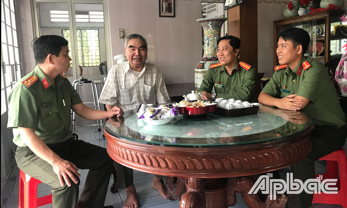  ĐV-TN Công an tỉnh thăm cán bộ lão thành cách mạng ngành Công an và nghe kể chuyện truyền thống.                           Ảnh: HẠ GIAO