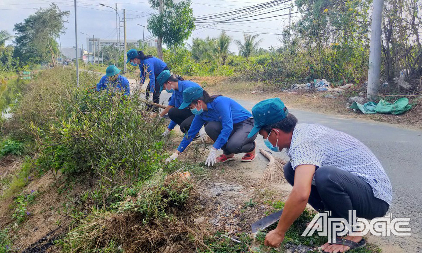 Hoạt động “Ngày thứ bảy tình nguyện” ở phường Nhị Mỹ. 