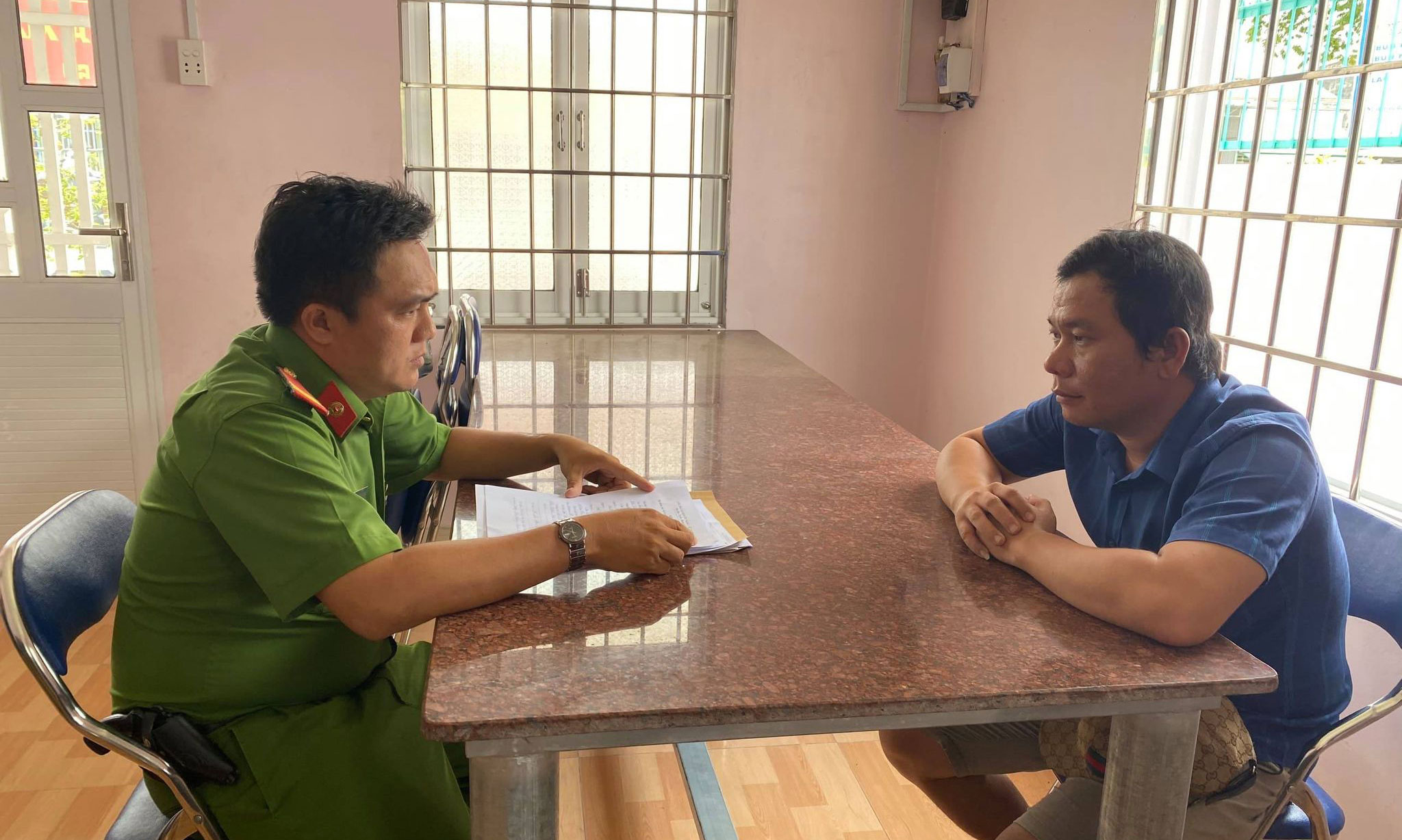 Đối tượng đầu thú tại cơ quan chức năng.