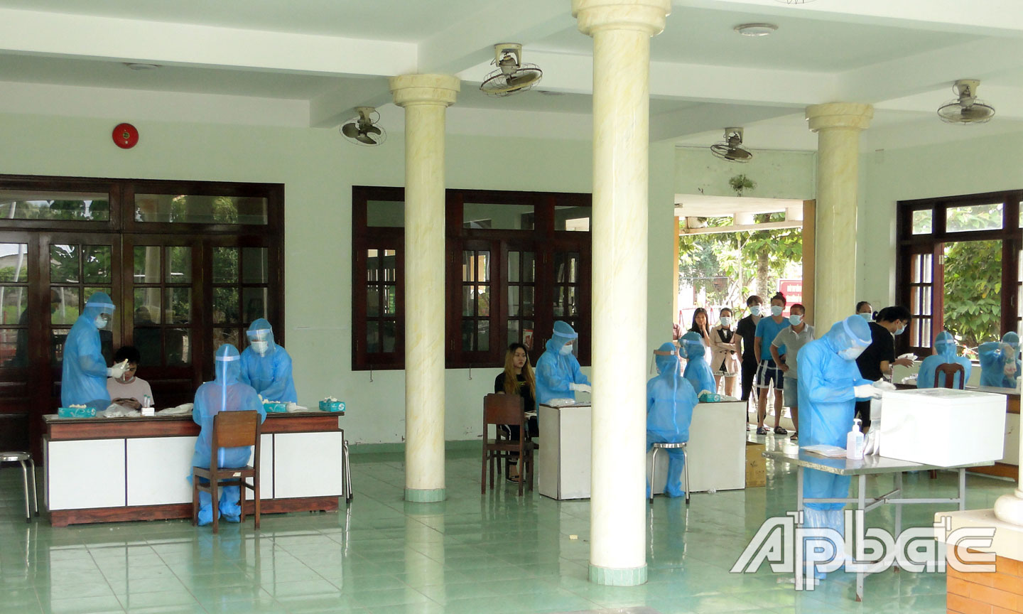 Quản lý chặt chẽ người nhập cảnh và các cơ sở cách ly.