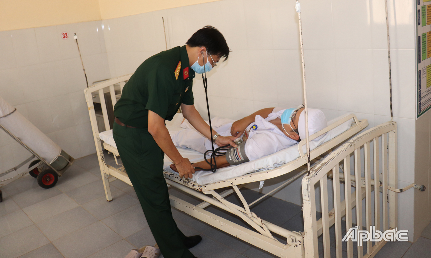 Kiểm tra sức khỏe trước khi tiêm vắc xin